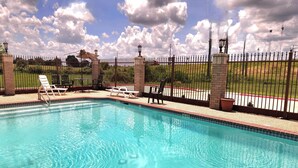 Pool - Days Inn by Wyndham Navasota (Navasota)
