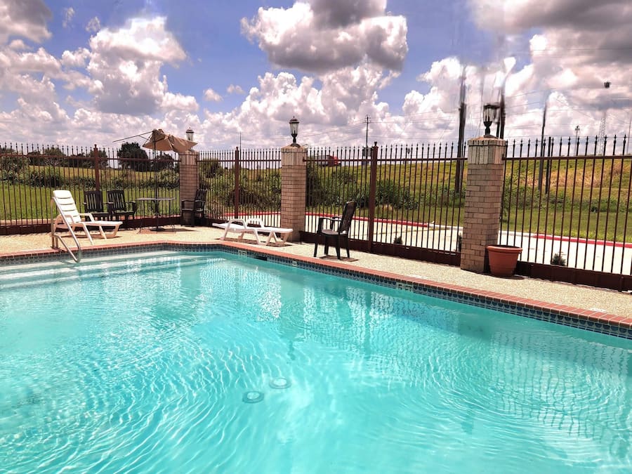 Una piscina al aire libre
