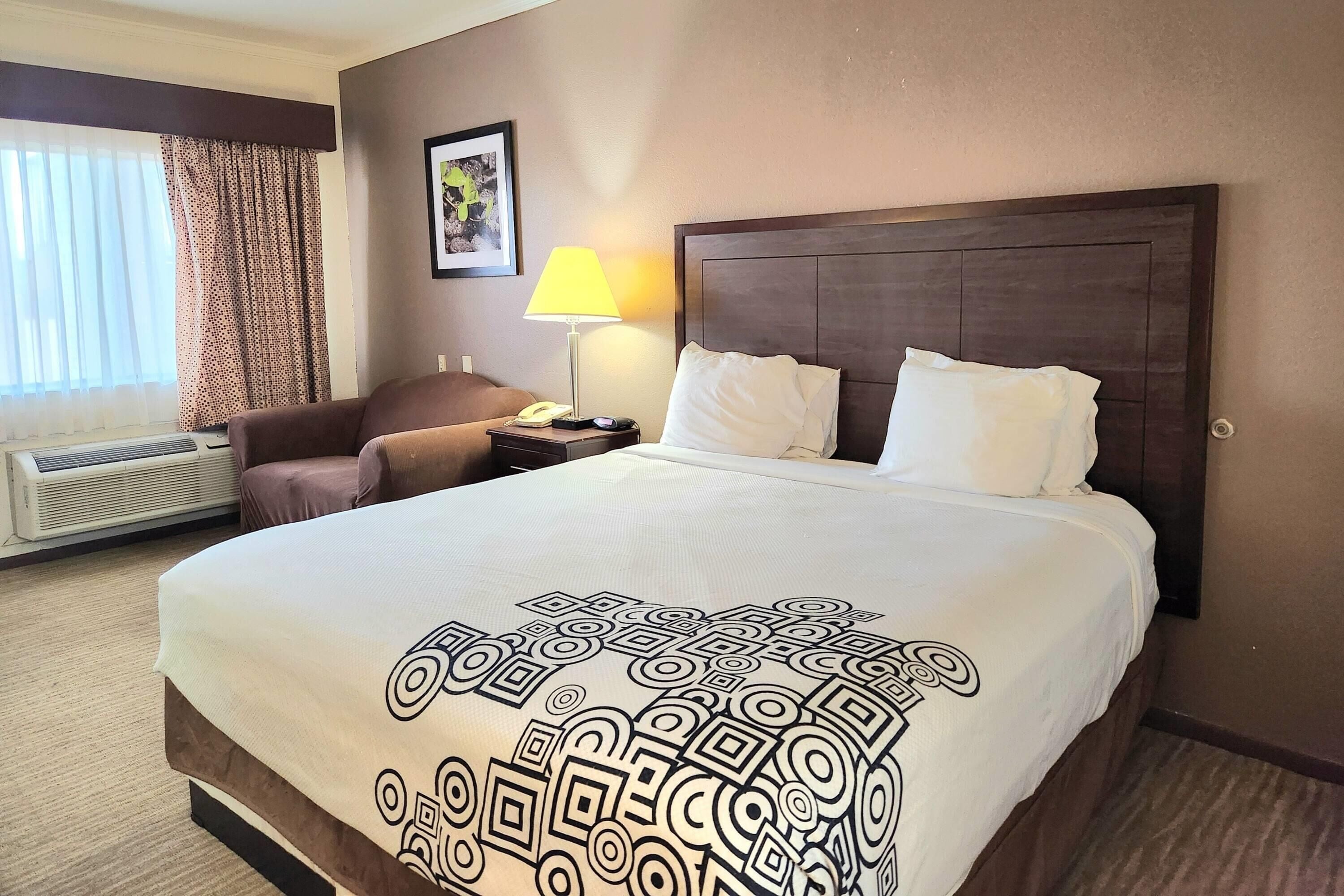 Kaliteli yatak takımı, odada kasa, masa 