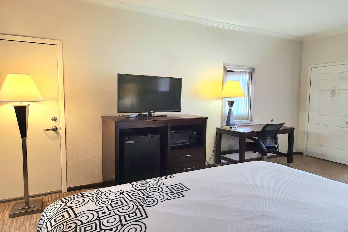 Suite estudio, 1 cama King size, para no fumadores | Ropa de cama de alta calidad y caja de seguridad en la habitación