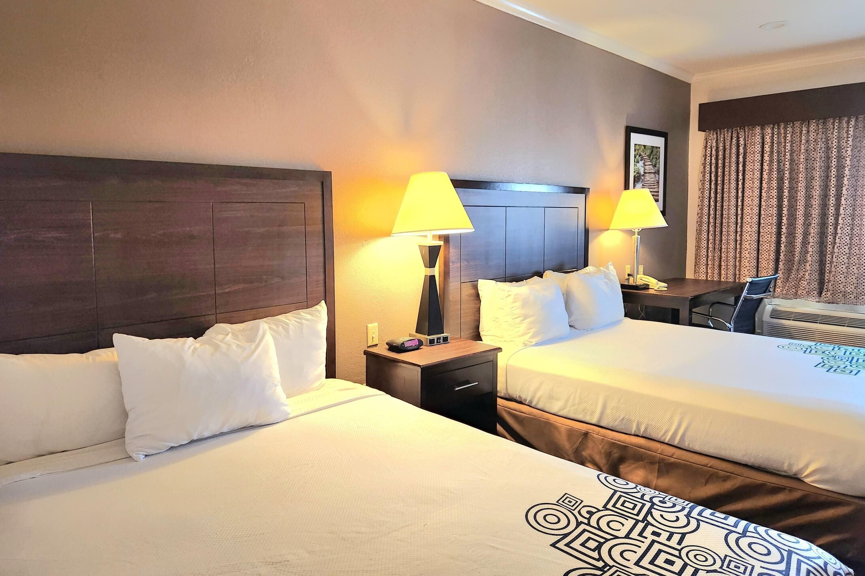 Zimmer, 2 Queen-Betten, Nichtraucher | Hochwertige Bettwaren, Zimmersafe, Schreibtisch