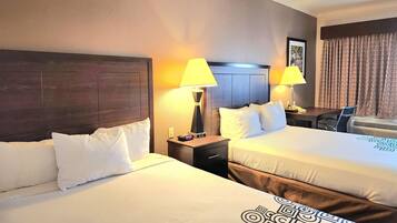Zimmer, 2 Queen-Betten, Nichtraucher | Hochwertige Bettwaren, Zimmersafe, Schreibtisch