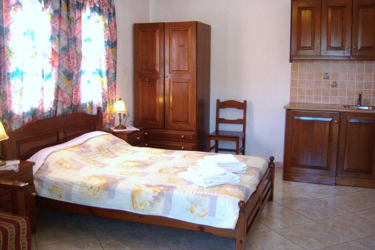 Economy Studio | Iron/ironing board, rollaway beds, free WiFi, bed sheets