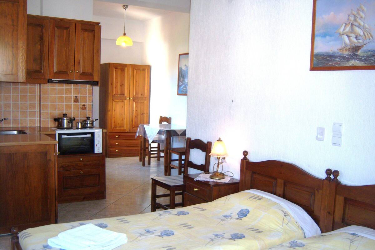 Studio (Triple) | Iron/ironing board, rollaway beds, free WiFi, bed sheets