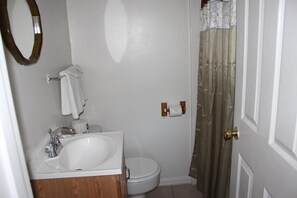 Shower, hair dryer, towels - Surf Villa Hotel (Ocean City)