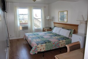 Tabla de planchar con plancha, wifi gratis y ropa de cama