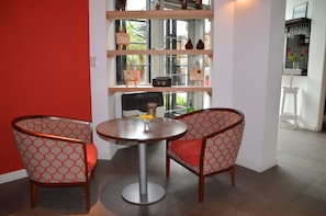2 bars/lounges