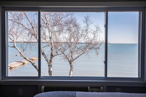 Habitación junior, vista al lago | Ropa de cama de alta calidad y decoración personalizada 