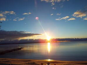 Aan een privéstrand, ligstoelen, strandlakens