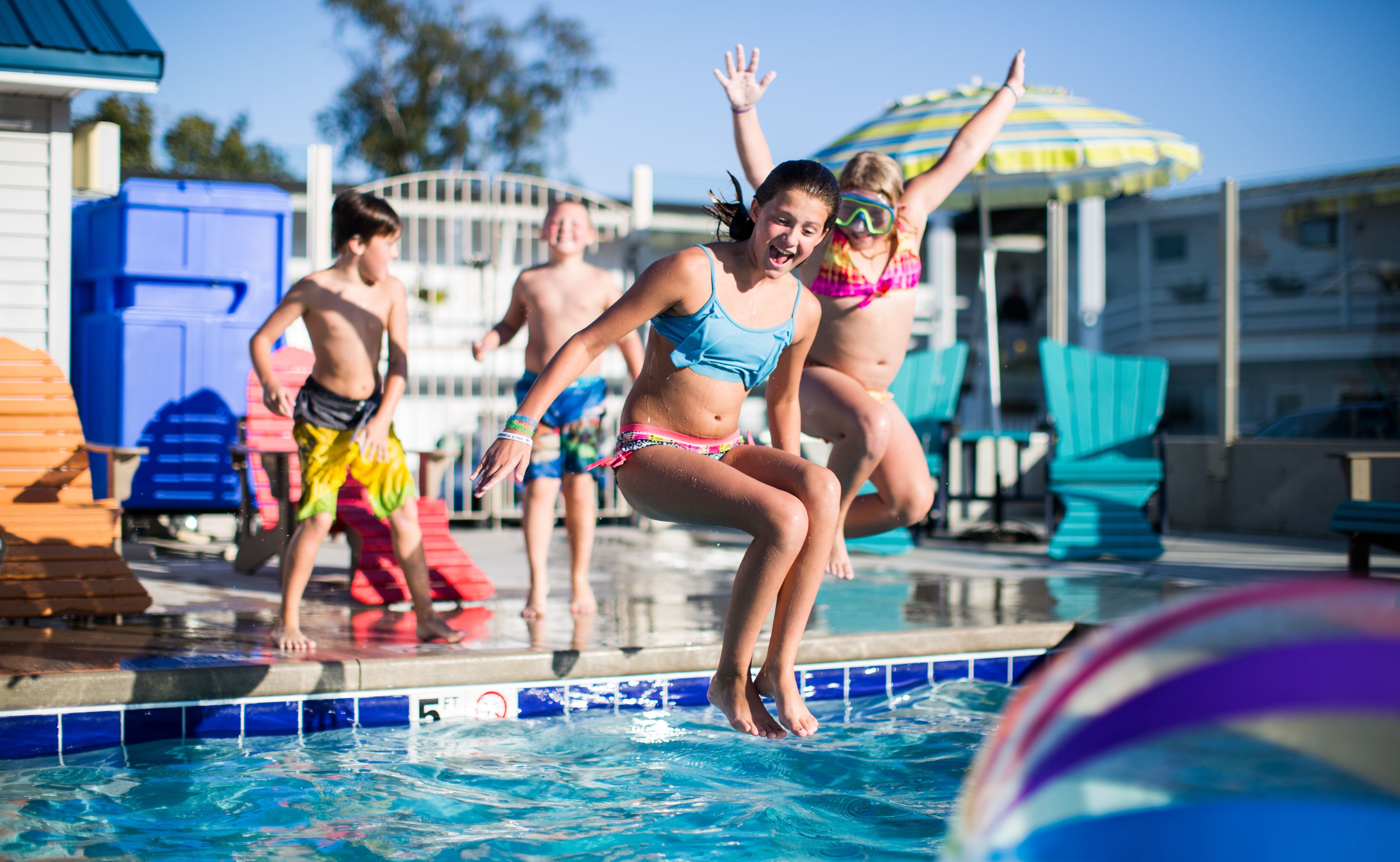 Alberca al aire libre y camastros 