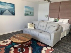 Suite estudio de lujo, 1 cama de matrimonio grande con sofá cama, vistas al lago | Zona de estar | Smart TV de 55 pulgadas con canales por cable, una televisión