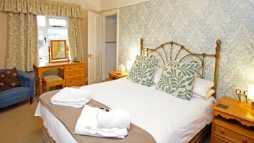 Caja de seguridad en la habitación y tabla de planchar con plancha