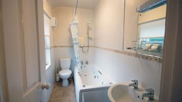 Amenidades de baño gratuitas, secadora de cabello, toallas
