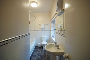Badkamer | Gratis toiletartikelen, een haardroger, handdoeken