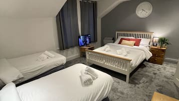 Family Room | Iron/ironing board, WiFi, bed sheets