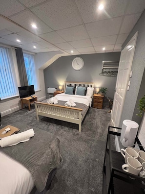 Tabla de planchar con plancha, wifi y ropa de cama