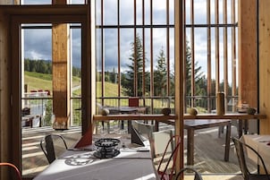 Serviço de café da manhã, almoço, jantar; vistas para o campo de golfe