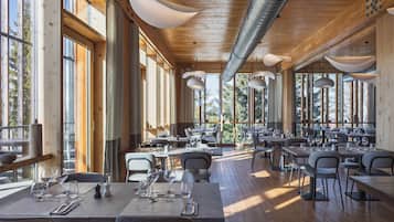 Petit déjeuner, déjeuner et dîner servis sur place