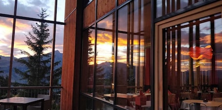 Fachada de la propiedad por la tarde o noche