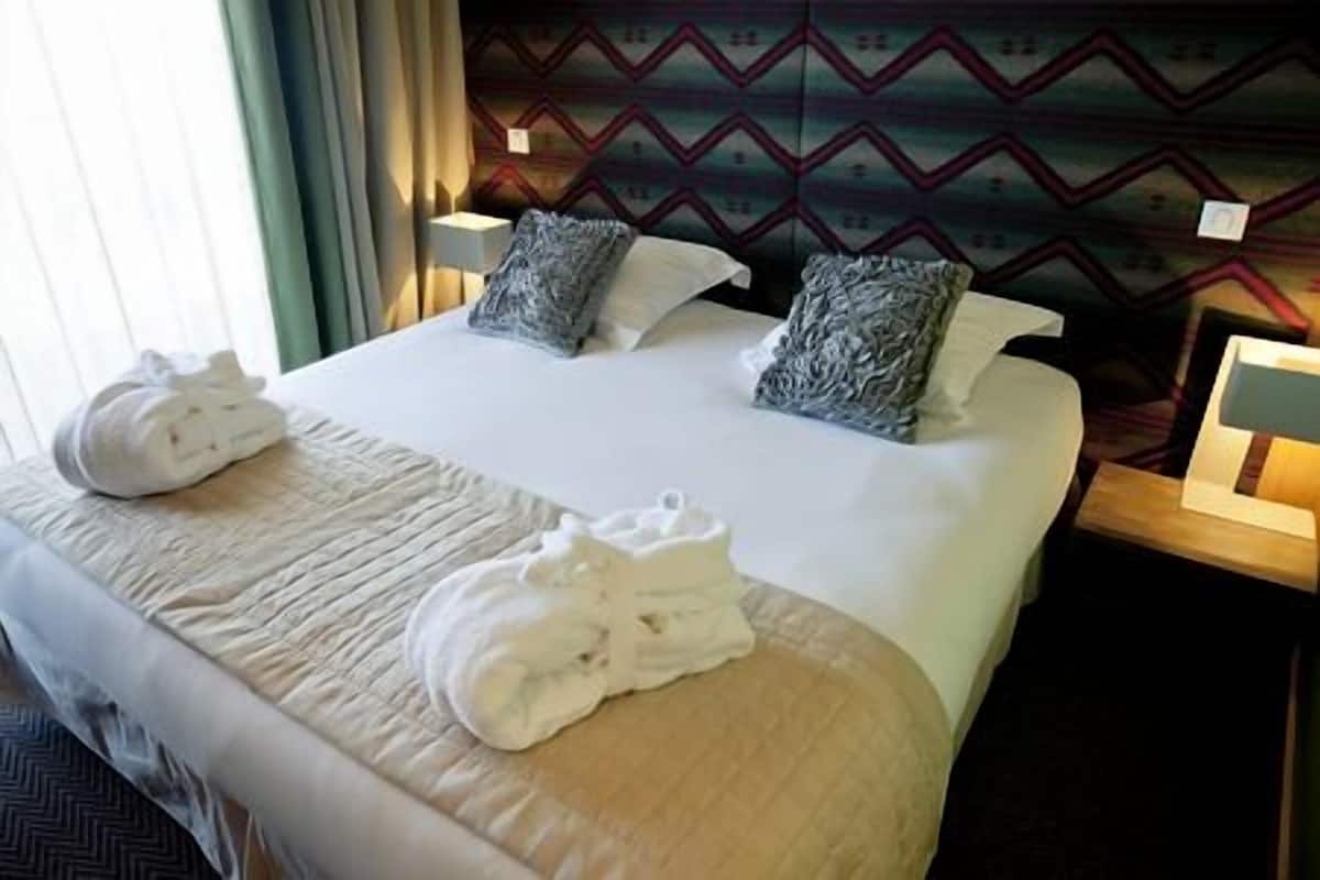 2 bedrooms, soundproofing, free cots/infant beds, free wifi