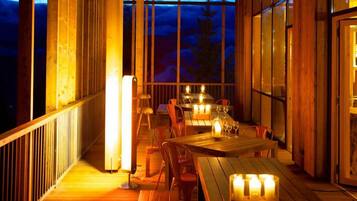 Serveert ontbijt, lunch, diner, uitzicht op de golfbaan