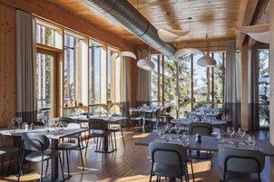 Petit déjeuner, déjeuner et dîner servis sur place