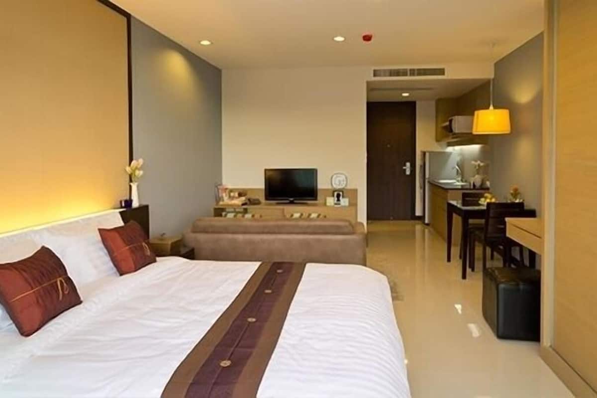 In-room safe, individually decorated, individually furnished, desk