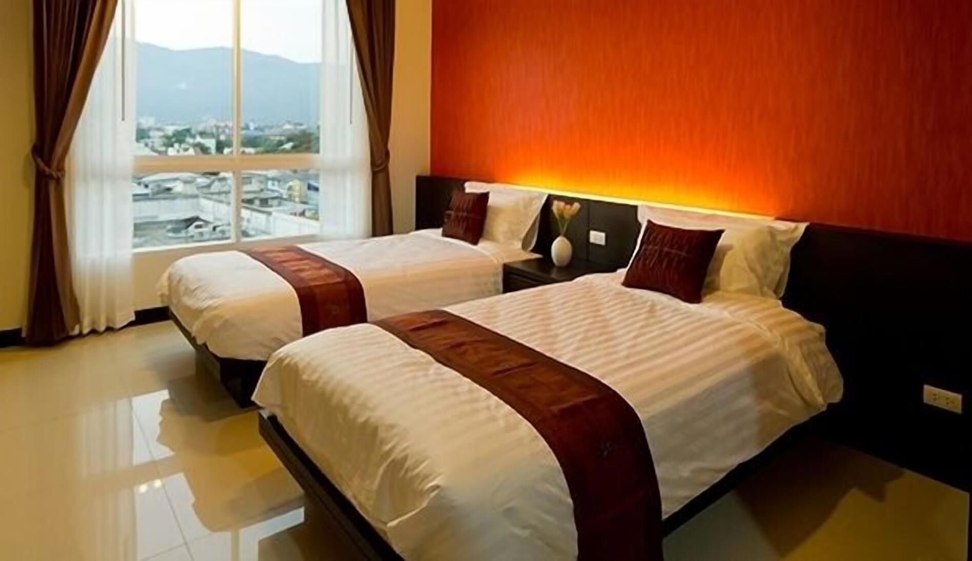 Peti besi dalam bilik, dihias secara berasingan 