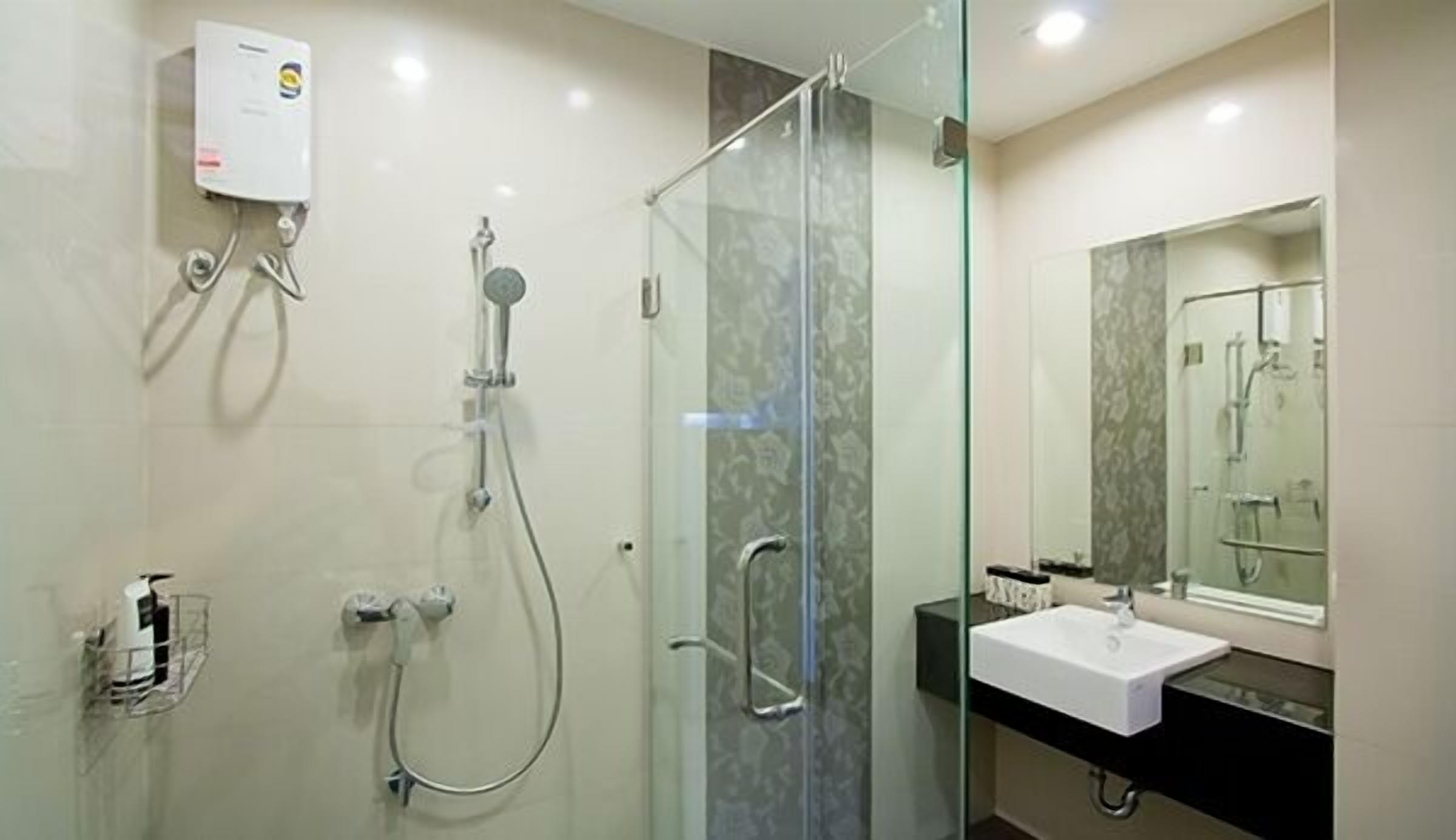 rainfall showerhead, free toiletries, towels