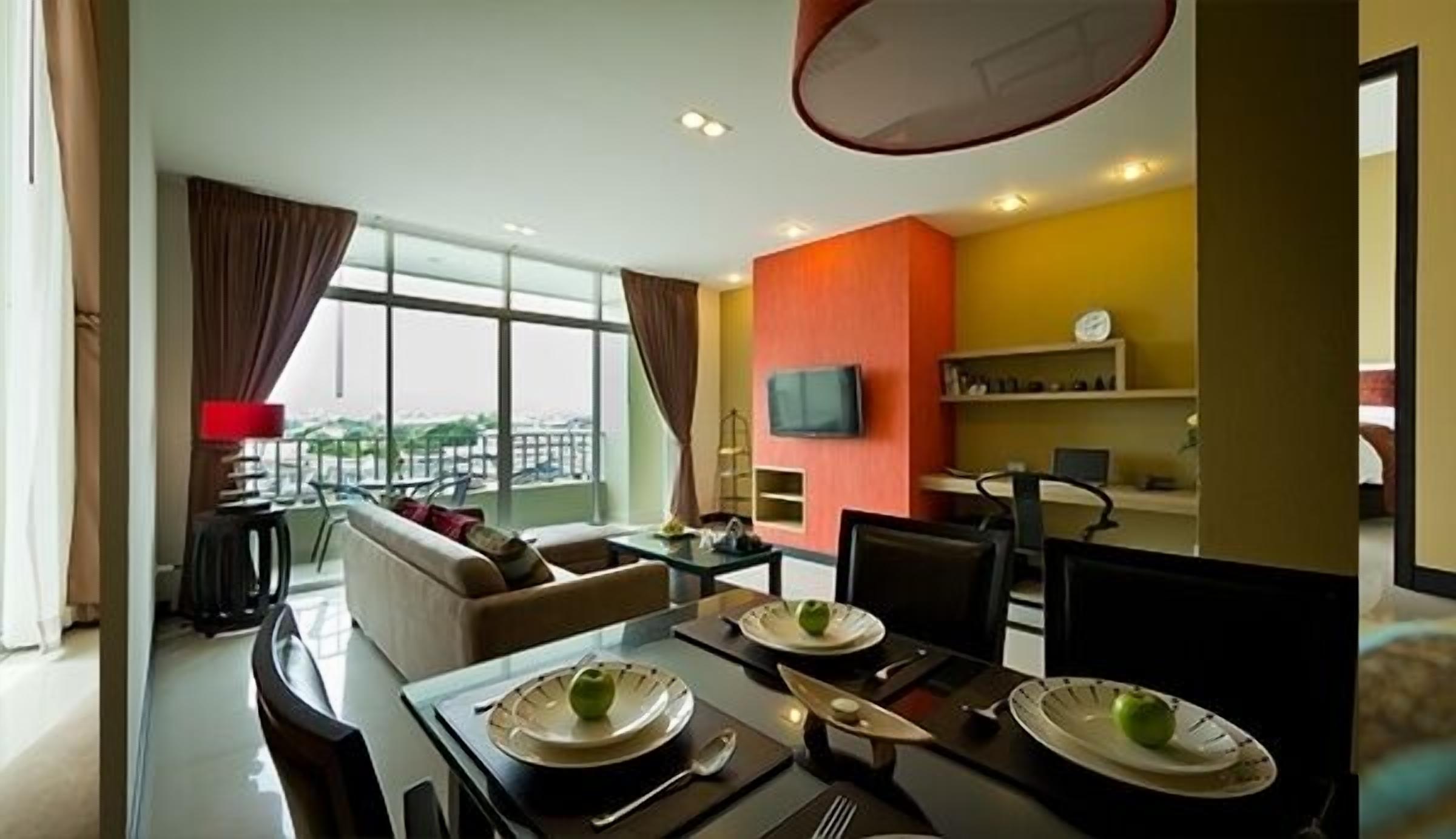 تناول الطعام داخل الغرفة