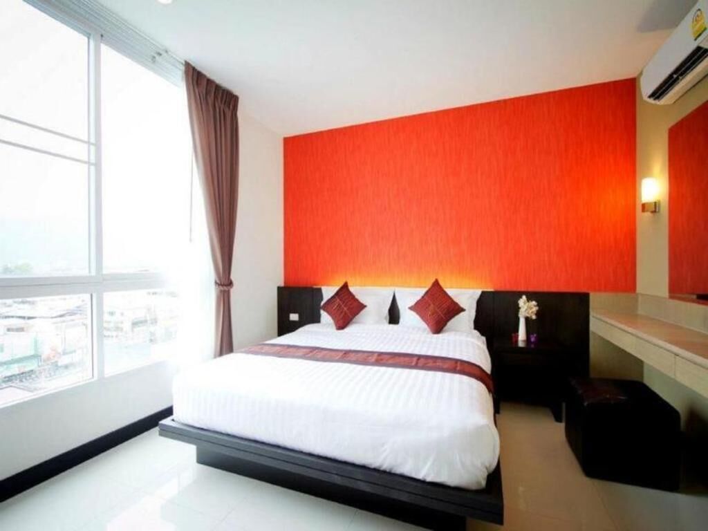 Peti besi dalam bilik, dihias secara berasingan 