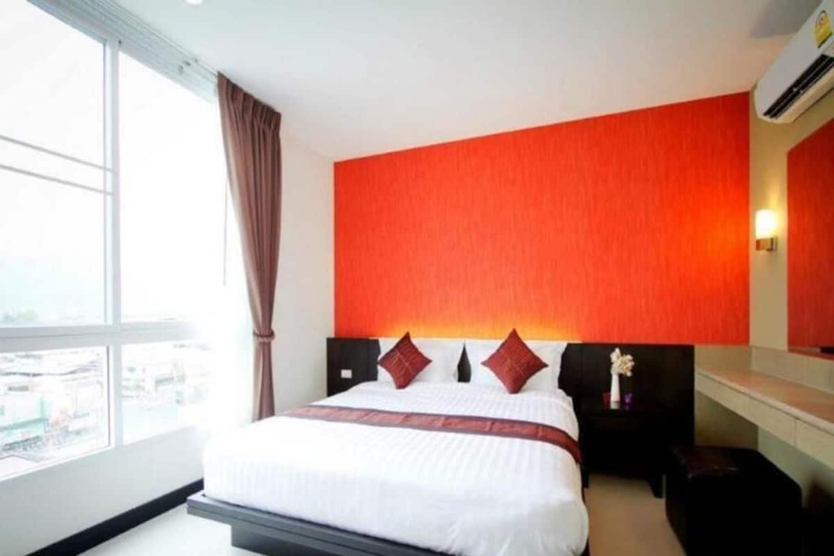 In-room safe, individually decorated, individually furnished, desk