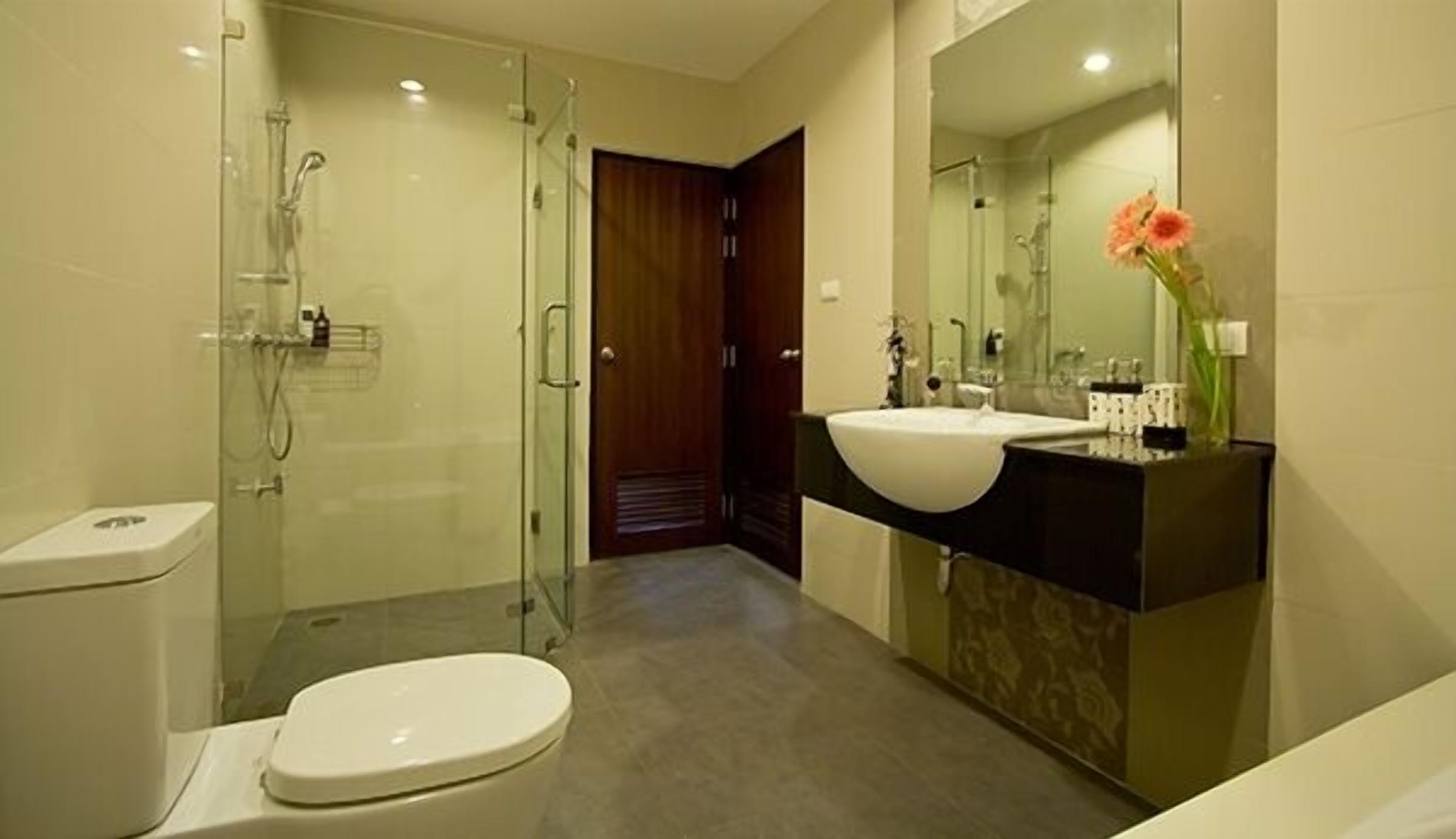 rainfall showerhead, free toiletries, towels