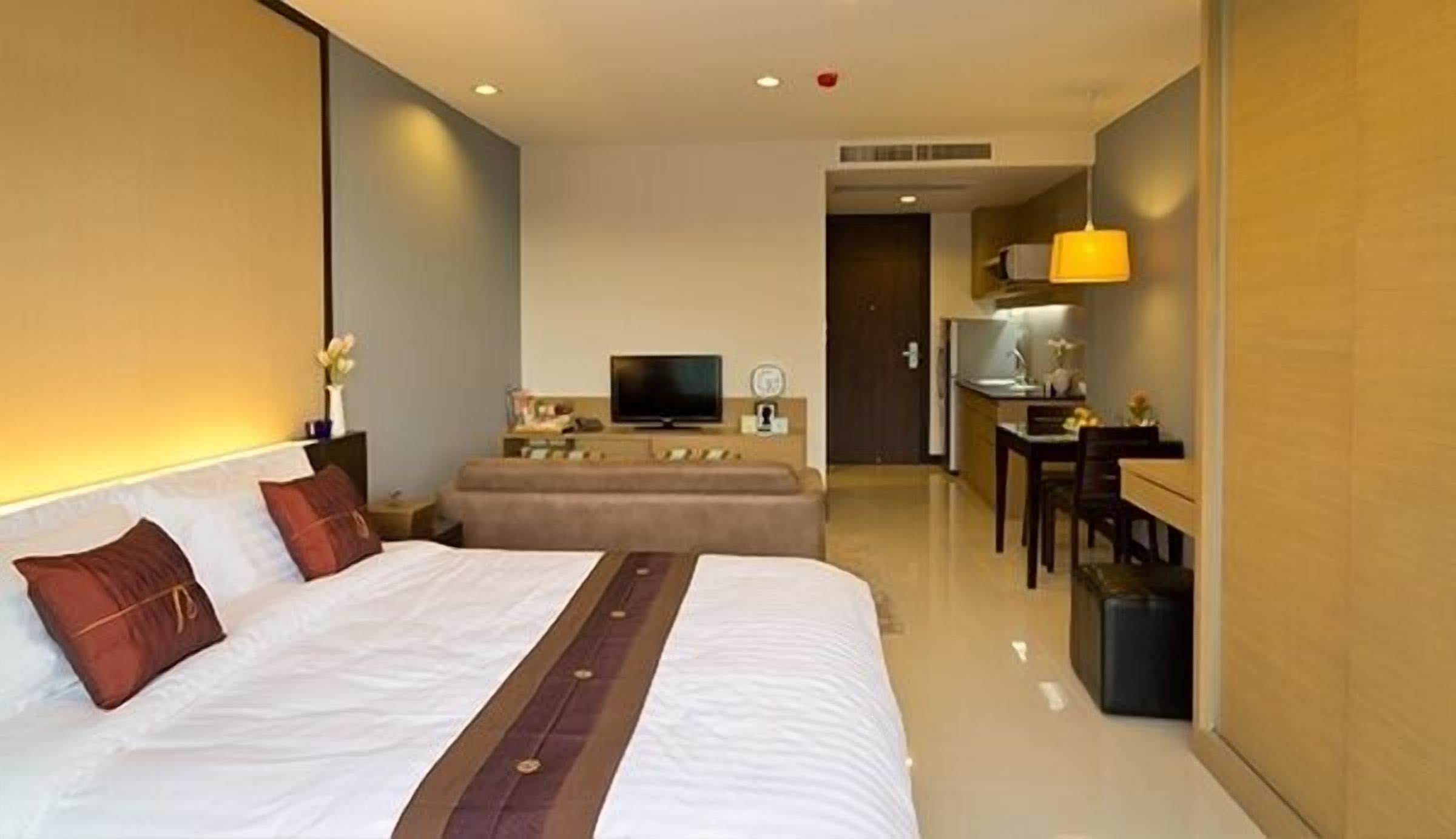 suite 1 bedroom double bed | in-room safe, individually decorated, individually furnished, desk