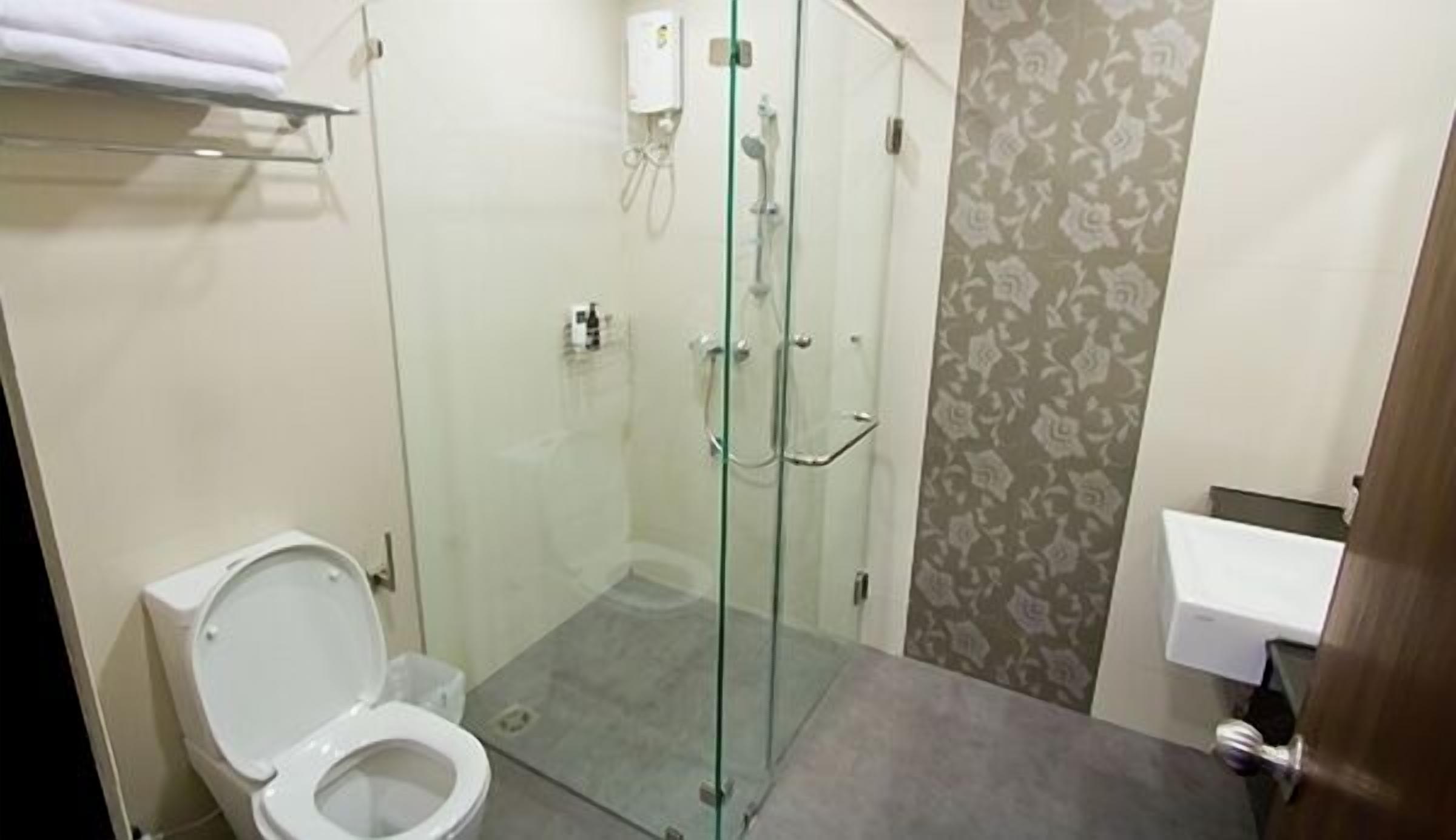 rainfall showerhead, free toiletries, towels