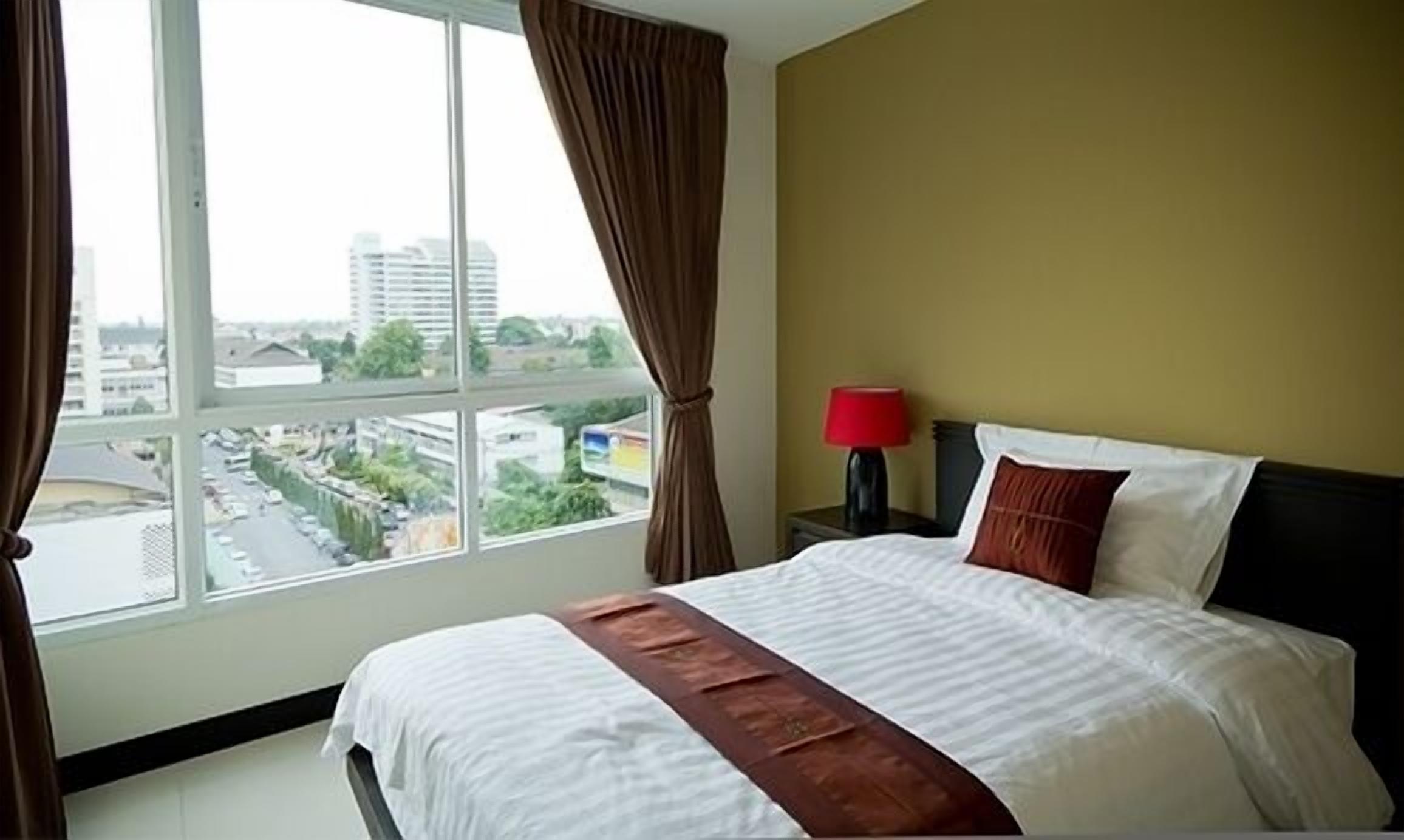 suite 1 bedroom double bed | in-room safe, individually decorated, individually furnished, desk
