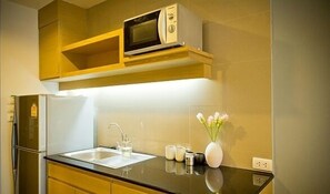 Frigorífico, microondas y hervidor eléctrico