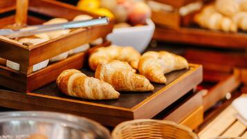 Café da manhã com buffet todos os dias mediante uma taxa
