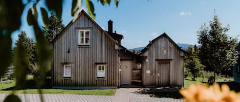 Exklusivt hus - 3 sovrum - eldstad | 2 sovrum, allergitestade sÀngklÀder och vÀrdeförvaringsskÄp pÄ rummet