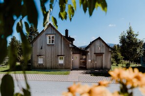 Exklusivt hus - 3 sovrum - eldstad | Allergitestade sängkläder och värdeförvaringsskåp på rummet