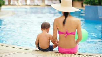 Una piscina al aire libre, una piscina climatizada