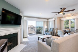 One Bedroom One Bath Condo, 1 King Bed with Sofabed, Kitchen | Living area | 40-inch LED TV with cable channels, TV, fireplace - Villa L'Auberge (Del Mar)