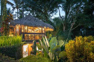 Refrigerador, microondas, placa de cocina, cafetera/tetera