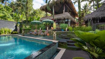 Piscina externa, guarda-sóis, espreguiçadeiras