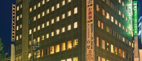 Fachada de la propiedad por la tarde o noche