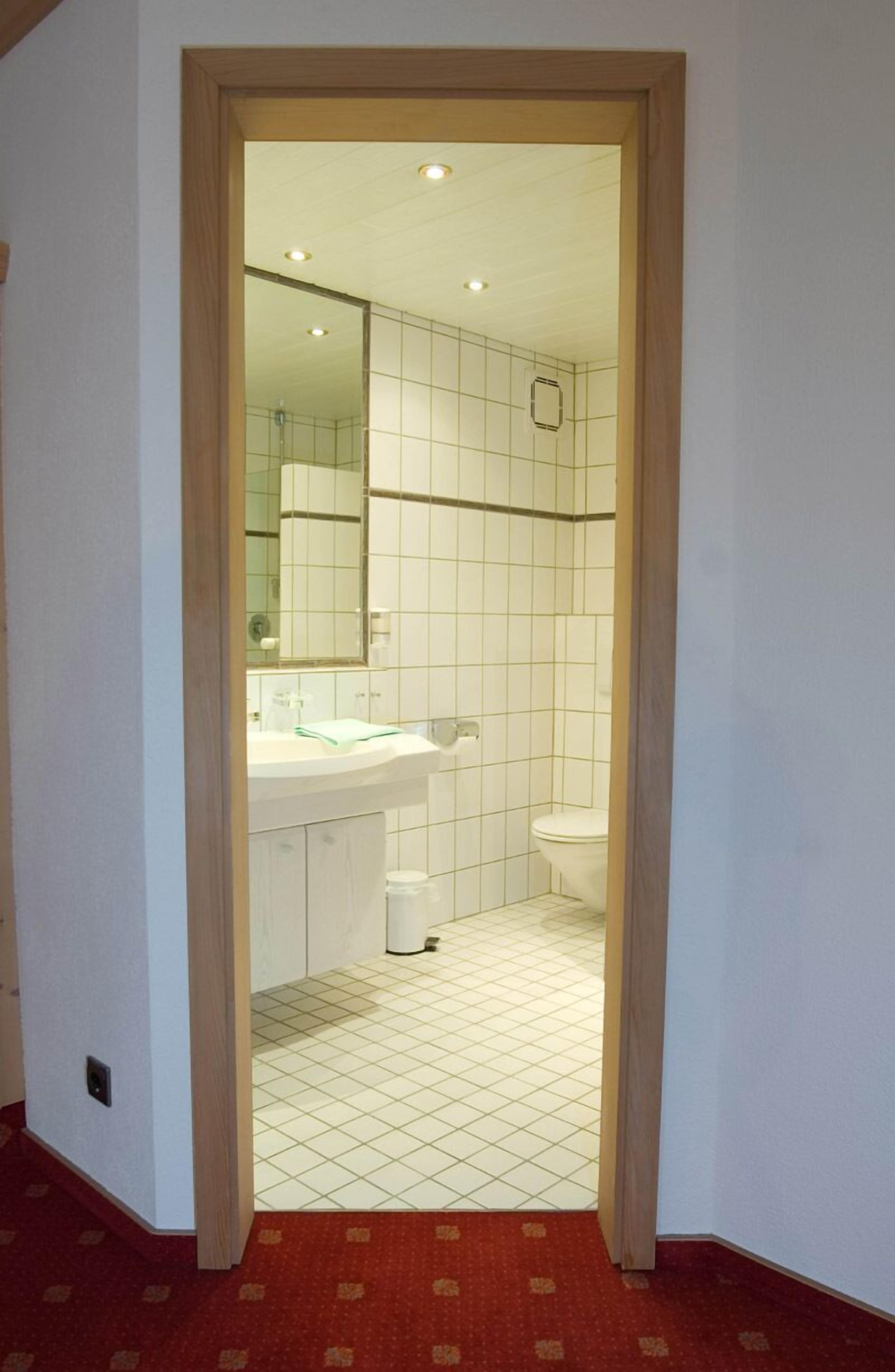 standard double room | bathroom | shower, free toiletries, hair dryer, towels
