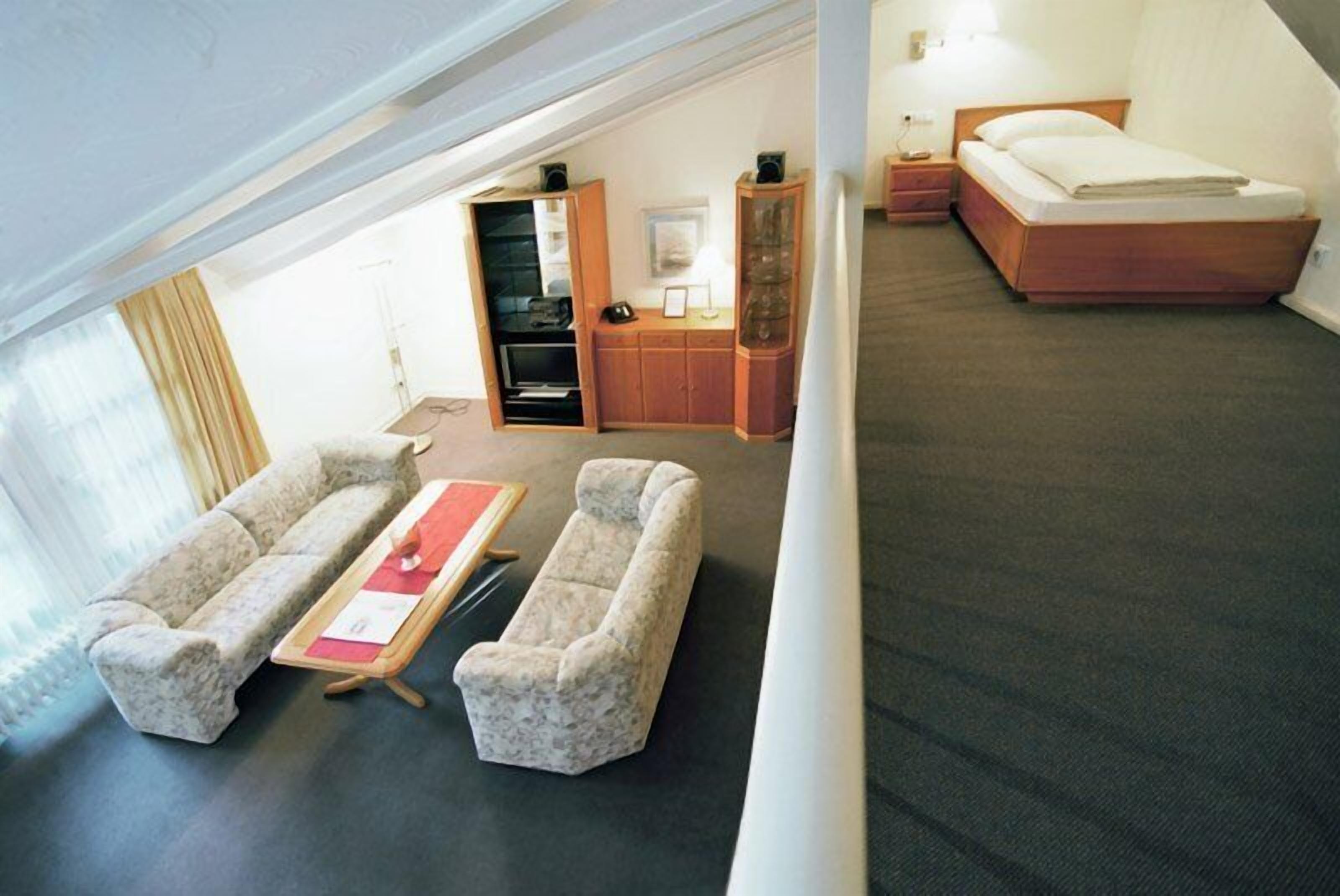 1 bedroom, desk, cots/infant beds, free wifi