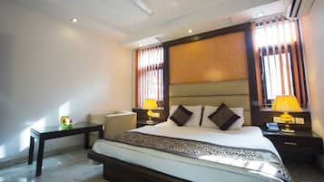 Chambre Deluxe | Coffres-forts dans les chambres, bureau, lits pliants/supplémentaires