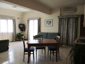 Family Room | Living area | 23-inch LCD TV with digital channels, TV, DVD player - Hotel Gabbiano (Porto San Giorgio)