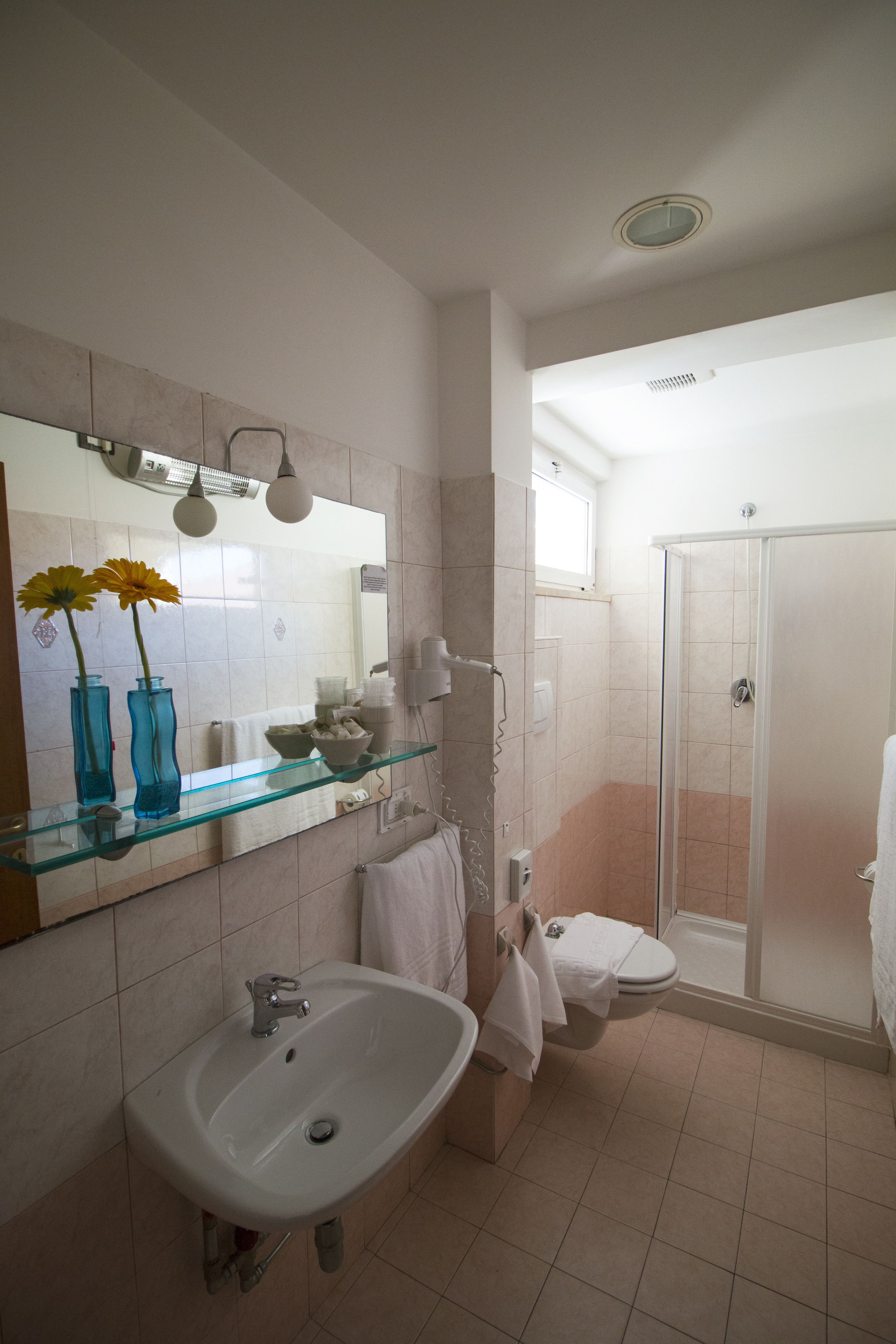 triple room | bathroom | shower, free toiletries, hair dryer, towels